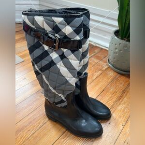 Burberry
Rubber Printed Rain Boots
